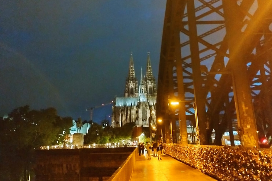Kölner Dom und Hohenzollernbrücke bei Nacht