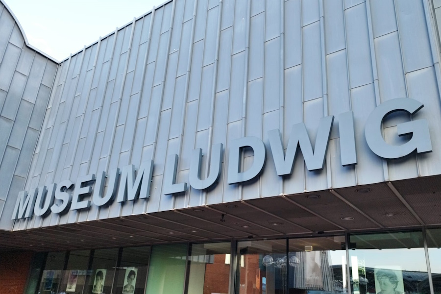 Schriftzug Museum Ludwig mit Eingangsbereich