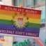 Regenbogenflagge mit Kölner Wappen