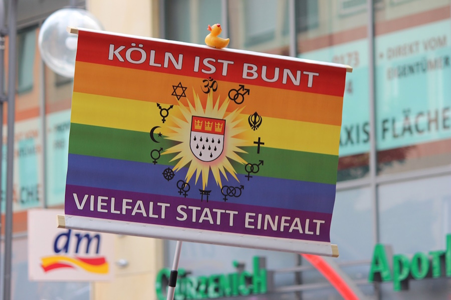 Regenbogenflagge mit Kölner Wappen