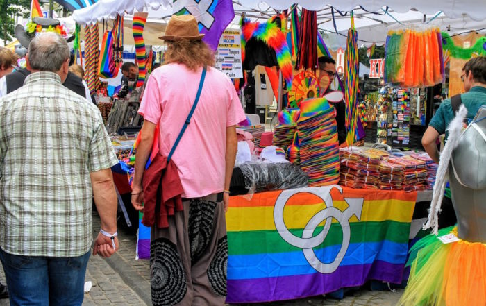 Mercado colorido con muchos artículos de arcoíris