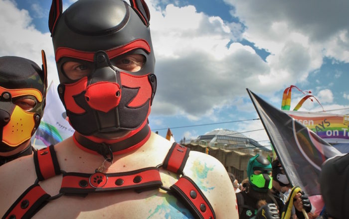 Dos hombres durante el desfile del CSD con máscaras de perros