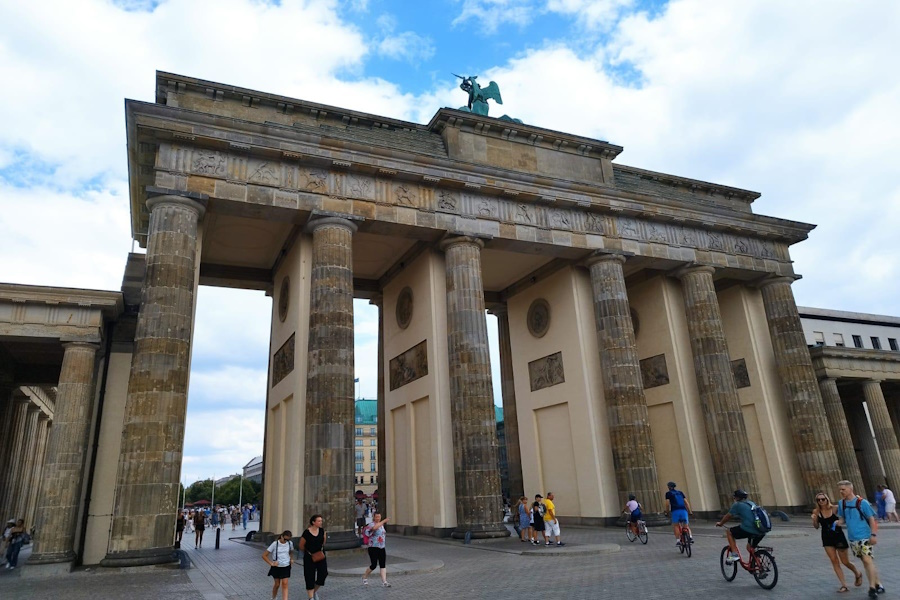 Puerta de Brandeburgo durante una experiencia de viaje en Berlín