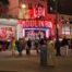 El icónico cabaret Moulin Rouge iluminado de noche en París - icónico París