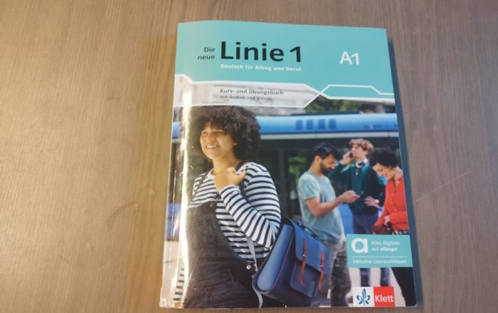 Deutsche Sprachreise - Deutsch-Lehrbuch mit dem Titel „Die neue Linie 1” für das Niveau A1, ein gängiges Lehrmittel für Anfänger im Deutschlernen.