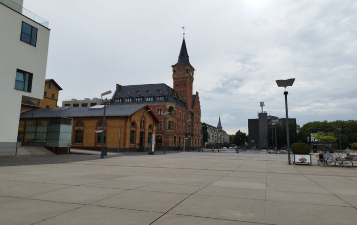 Distrito Rheinauhafen, un gran edificio con una torre del reloj, es una característica central del paisaje urbano