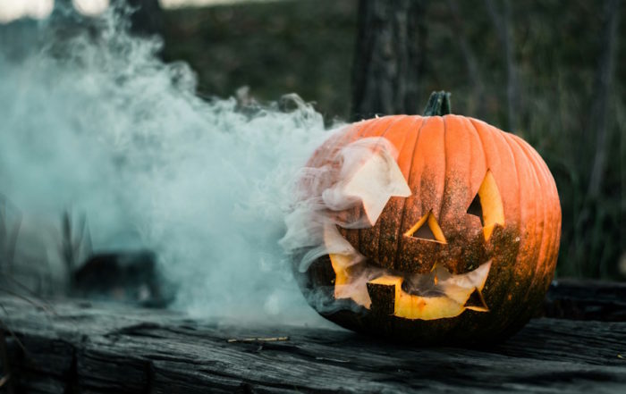 Halloween in Köln: Rauch steigt aus einem geschnitzten Halloween-Kürbis auf.