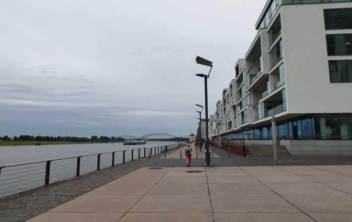 Rheinauhafen District, moderne Uferlandschaft entlang des Wasserrands