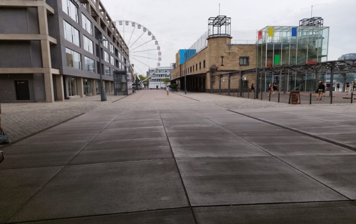 Rheinauhafen District, eine belebte Straßenansicht mit einem auffälligen Riesenrad im Hintergrund