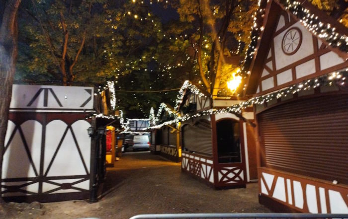 La Puerta Hahnentorburg de Colonia preparándose para Navidad