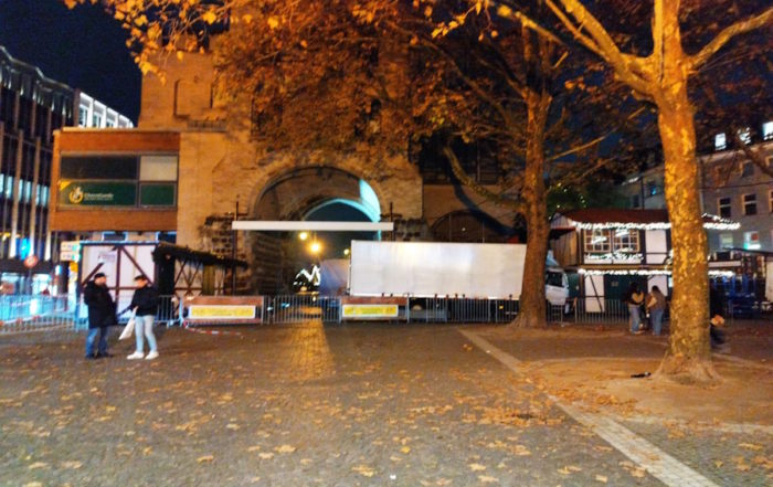 La Puerta Hahnentorburg de Colonia en la noche