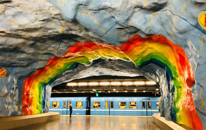 Unschuldige Liebe: Eine U-Bahn-Station mit einem Regenbogenbogen, der Vielfalt und Akzeptanz symbolisiert.