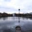 Media Park vista del lago, torre Colonius, reflejos de la fuente de agua, ambiente tranquilo, mezcla de naturaleza y ciudad, Colonia, Alemania.