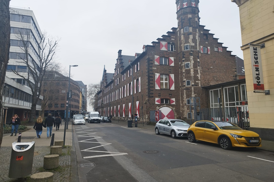 Kölnisches Stadtmuseum - Arquitectura histórica en entorno urbano.