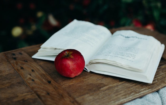 Der magische Tisch der Elfen von Köln mit einem Apfel und einem Buch darauf.