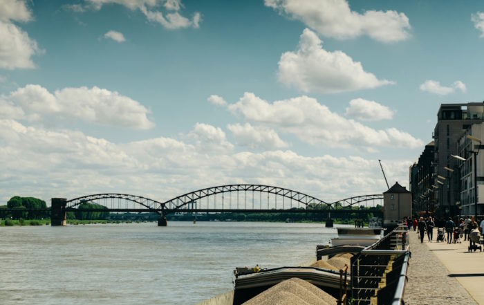 Die Elfen von Köln auf dem Weg nach Hause, mit einem schönen Blick auf die Kölner Brücke.