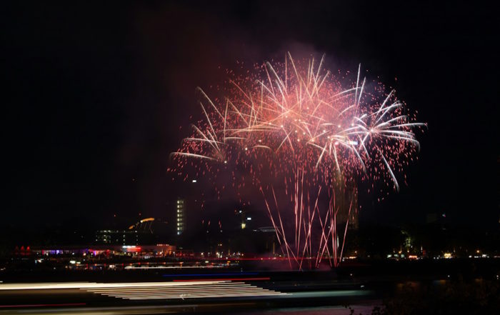 Frohes Neues Jahr: Urbane Festlichkeiten leuchten hell mit Feuerwerk und Feier, die neue Chancen willkommen heißen.