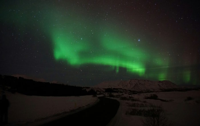 Reikiavik Auroras Boreales: Hipnotizante Aurora sobre el Paisaje Invernal de Islandia
