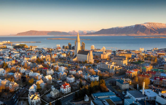 Reikiavik Panorámica: Impresionante Vista Aérea de la Capital de Islandia al Atardecer