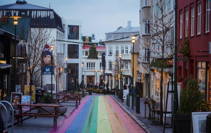 Reikiavik Calle del Arcoíris: Colorida Calle Laugavegur en el Corazón de la Capital