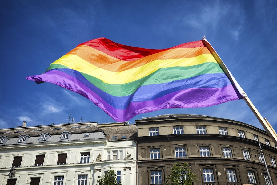 Lulu Pride: Die Regenbogenflagge weht über Köln