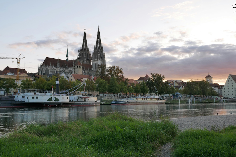 Atardecer de verano en Ratisbona: Vista al Danubio y la catedral