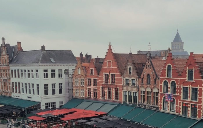 Casco Antiguo de Brujas, Bélgica: Edificios Icónicos y Restaurantes al Aire Libre