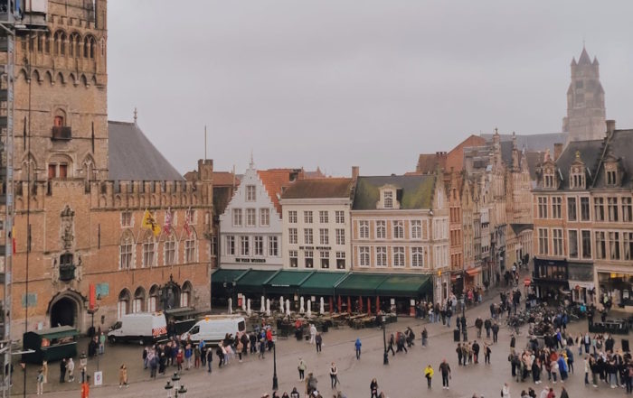Belgien: Belebtes Brügger Marktplatz mit historischen Gebäuden