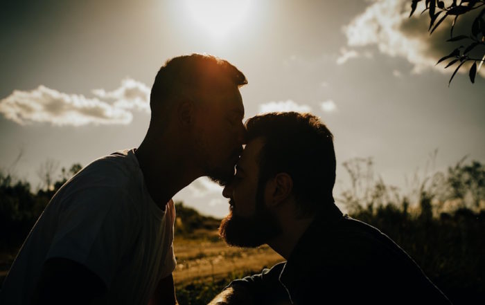 Freiheit: Silhouettierter Kuss bei Sonnenuntergang