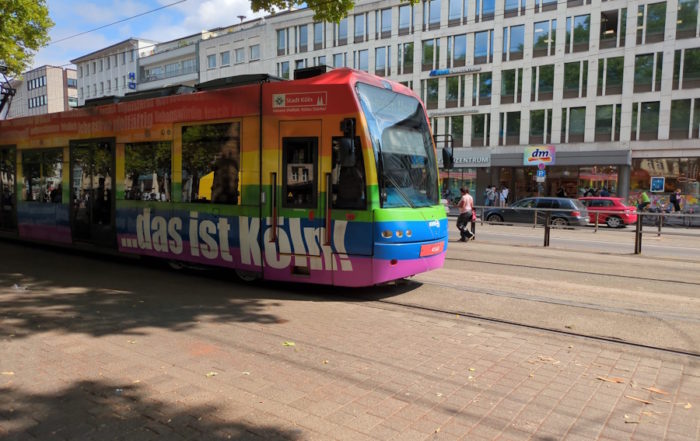 Cologne Parade: Regenbogen-Tram in der Stadtstraße