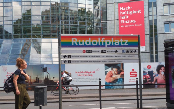 Cologne Parade: Letrero de Rudolfplatz con Arcoíris y Escena Urbana