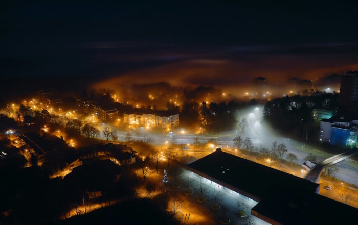 Tübingen: Neblige Nachtstadtlandschaft von oben
