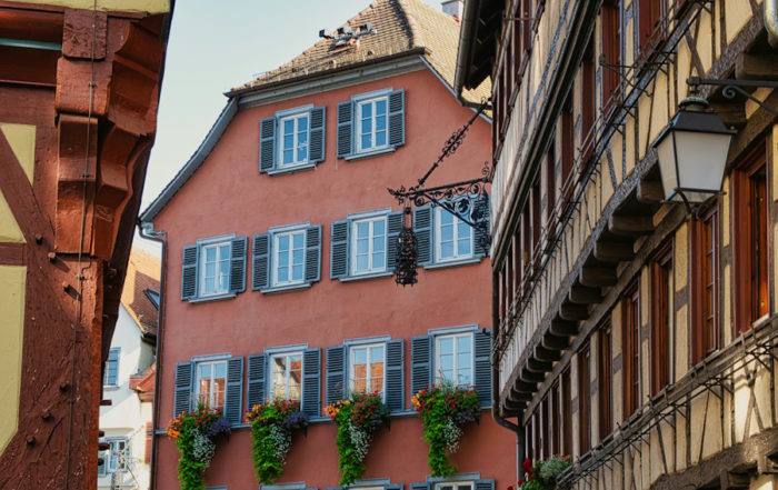 Tübingen: Nahaufnahme historischer Altstadtarchitektur mit Fensterläden
