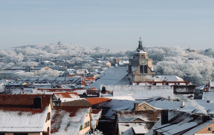 Tübingen: Winterwunderland mit schneebedeckten Dächern und Kirche