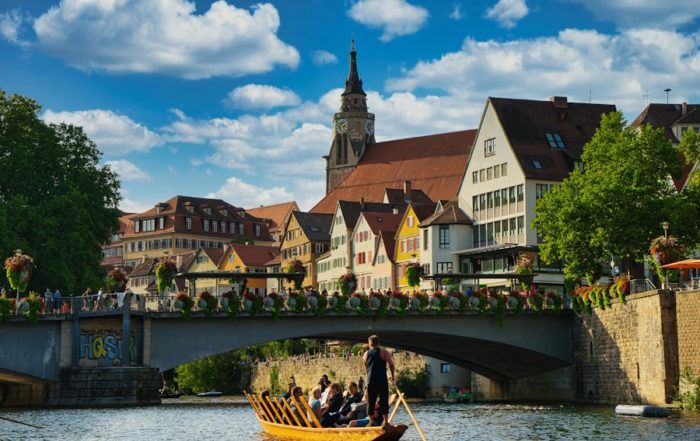 Tübingen: Stocherkahnfahrt auf dem Neckar mit Blick auf die historische Altstadt