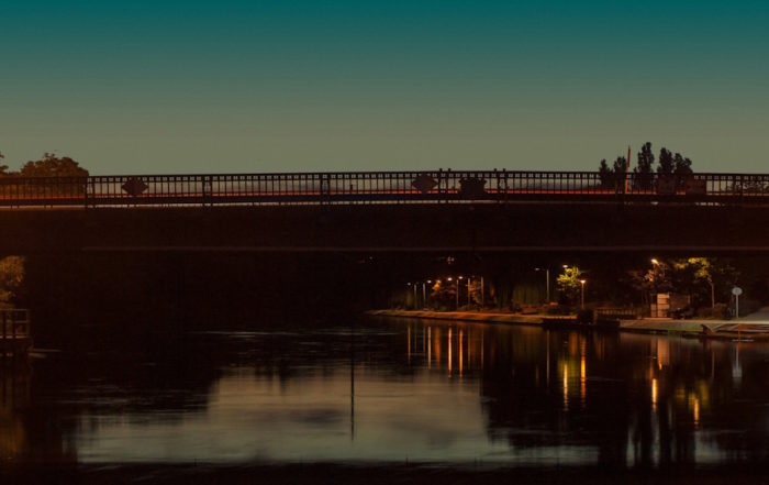 Traumboys beim Überqueren der Mitternachtsbrücke