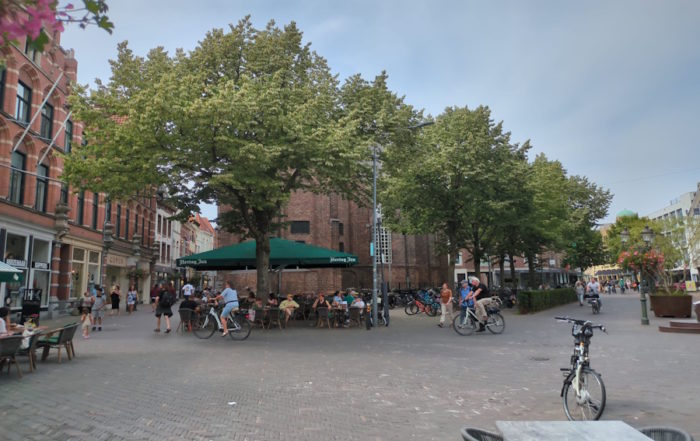 Venlo - Lebhafter Stadtplatz mit Straßencafés und Fahrrädern.