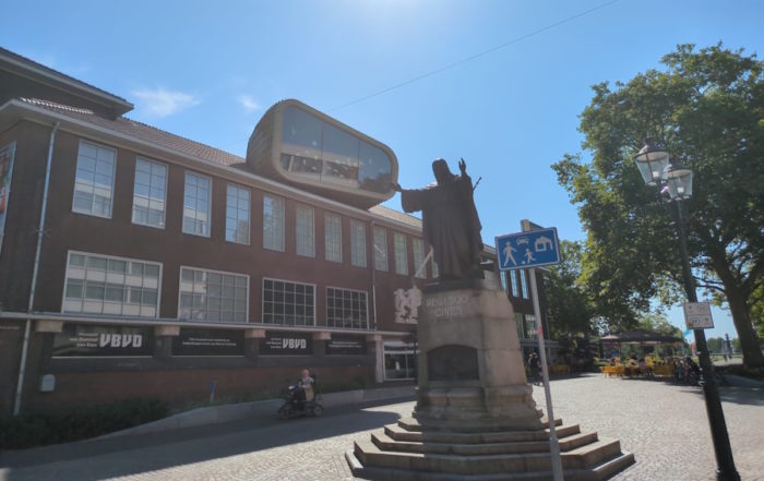 Venlo - Wahrzeichen-Statue und moderne Architektur im Stadtzentrum.