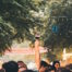 Weinfest: Un camarero sirve una copa de vino blanco en un evento al aire libre.