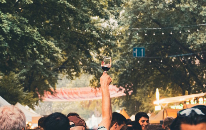 Weinfest: Ein Kellner schenkt bei einer Veranstaltung im Freien ein Glas Weißwein ein.