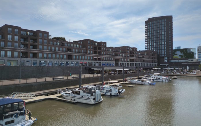 Venlo - Moderner Hafen mit Wohnungen und Cafés am Flussufer.