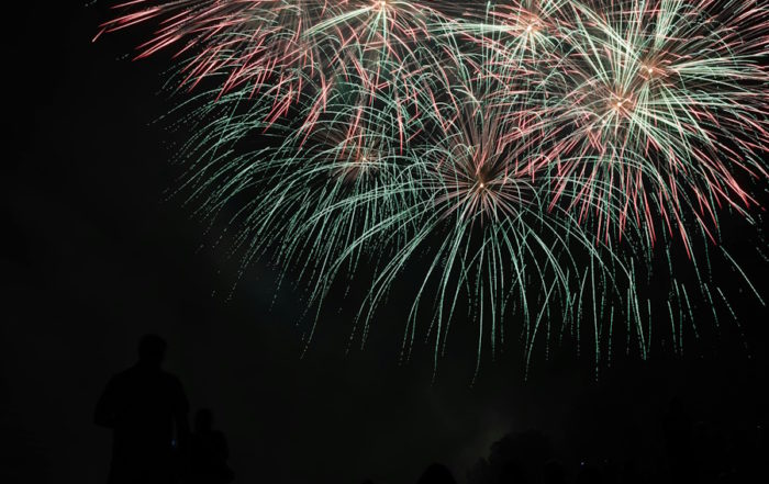 Kölner Lichter: Ein Feuerwerk erhellt den Nachthimmel über Köln.