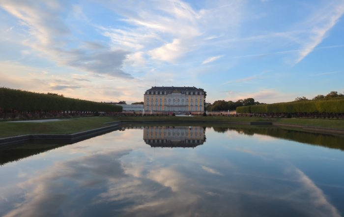 Schloss Brühl: Spiegelung im Teich