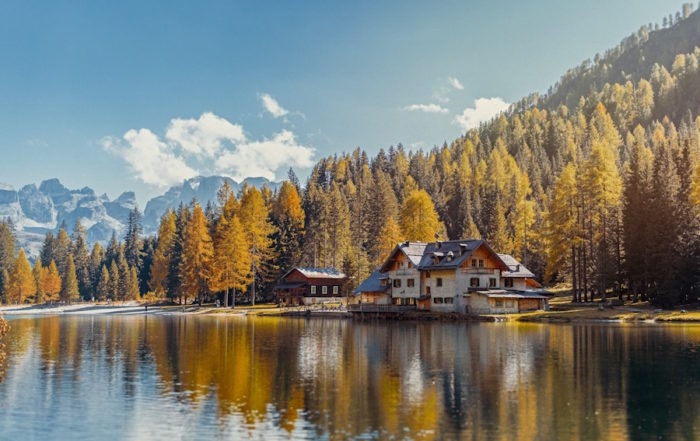 Traumboys | Berghütte am See - Malerischer Herbst-Rückzugsort mit Spiegelung der Goldenen Bäume