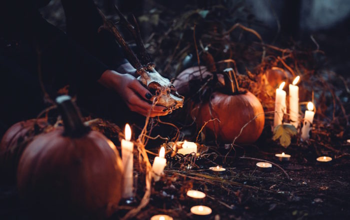 Altar de Brujería de Halloween con Calavera, Calabazas y Velas