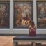Five Friends im Kunstmuseum: Frau Bewundert Klassisches Renaissance-Triptychon-Gemälde in Galerie