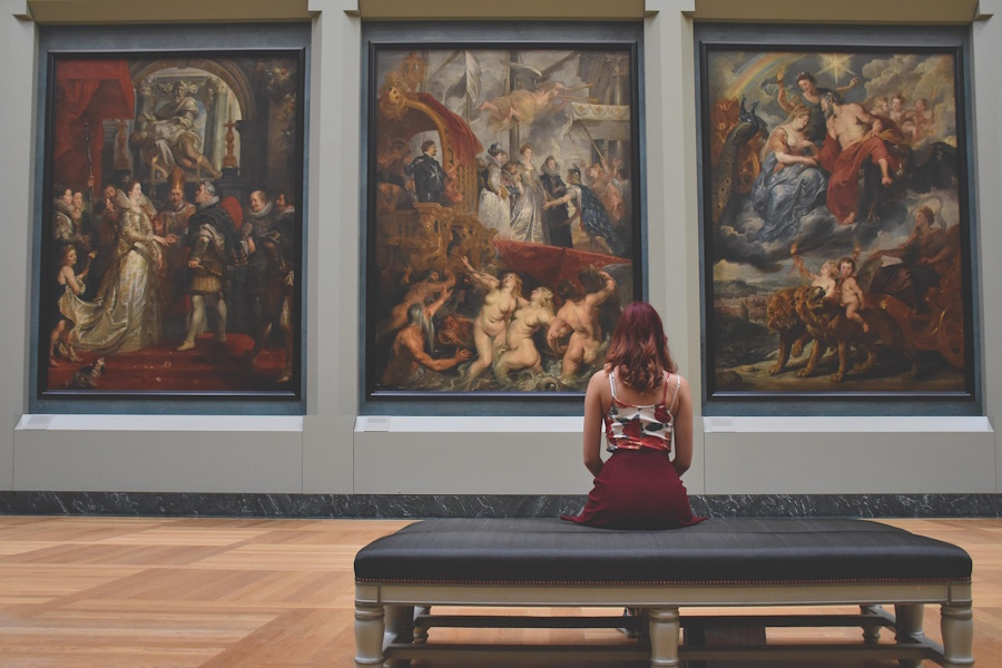 Five Friends: Wenn Kunst zum Gespräch wird 1 Five Friends im Kunstmuseum: Frau Bewundert Klassisches Renaissance-Triptychon-Gemälde in Galerie