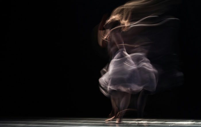 Five Friends Tanzaufführung: Ätherische Bewegungsunschärfe-Fotografie von Tänzerin im Fließenden Weißen Kleid