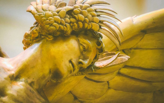 Five Friends Museumsbesuch: Nahaufnahme Klassischer Goldener Marmorskulptur mit Verzierter Krone