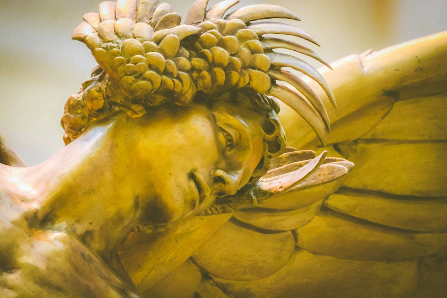 Five Friends Museumsbesuch: Nahaufnahme Klassischer Goldener Marmorskulptur mit Verzierter Krone
